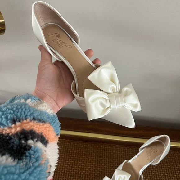 Elegant Jewel Badgley Mischka White Bow Bridal Pumps - Picture 13 of 15